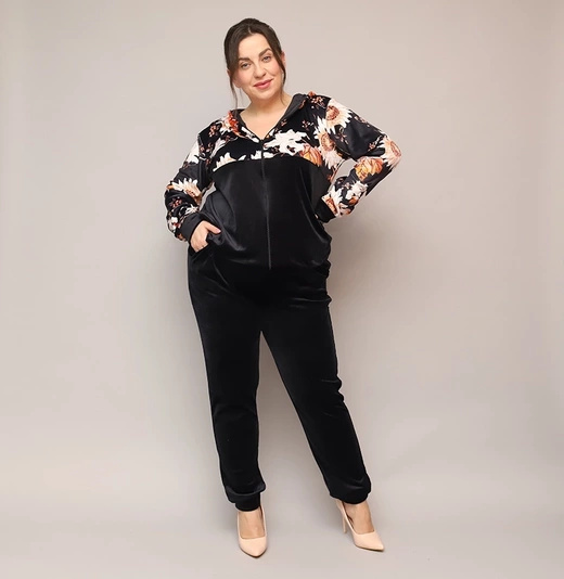 Welurowy komplet dresowy plus size w kwiaty czarny