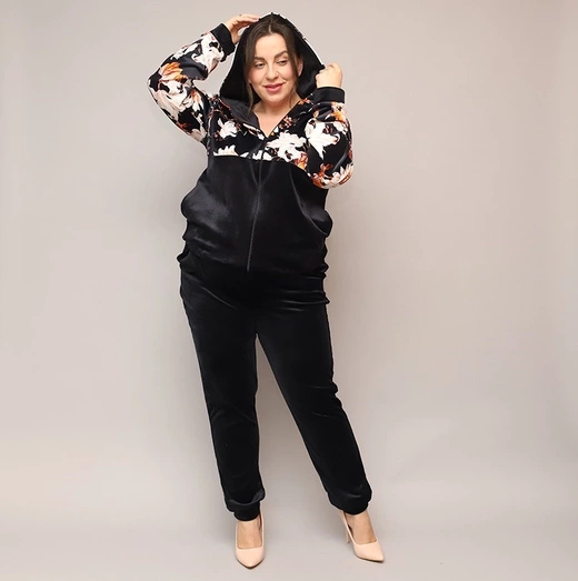 Welurowy komplet dresowy plus size w kwiaty czarny