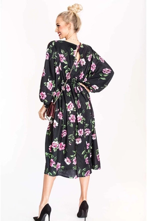 Czarna sukienka w różowe kwiaty z rękawami typu nietoperz