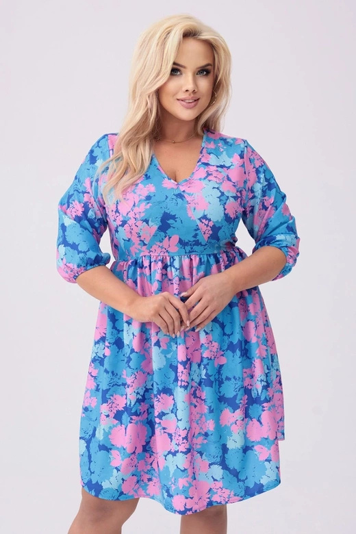 Sukienka plus size w kwiaty niebieska