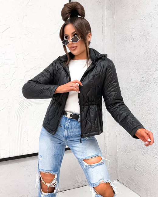 Czarna kurtka ściągana pod biustem