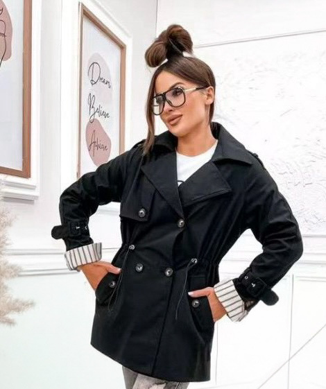 Czarny krótki trencz z ozdobnymi mankietami i troczkiem w talii