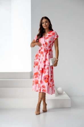 Różowo-czerwona sukienka w kwiaty z krótkim rękawem