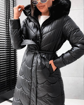 Długi, pikowany damski płaszcz z paskiem czarny