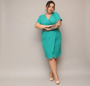 Morska sukienka plus size z kopertowym dekoltem