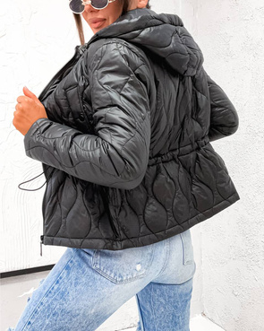 Czarna kurtka ściągana pod biustem