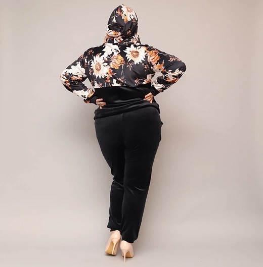 Welurowy komplet dresowy plus size w kwiaty czarny