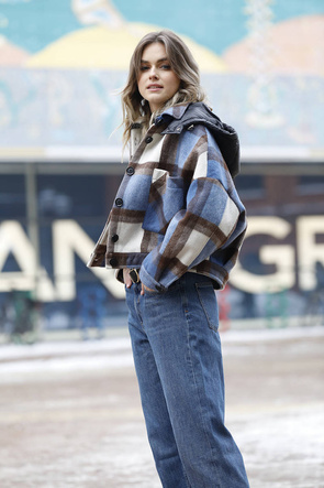 Krótka koszulowa kurtka w kratę w kolorze niebieskim