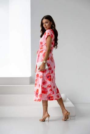 Różowo-czerwona sukienka w kwiaty z krótkim rękawem