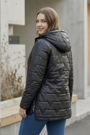 Czarna pikowana kurtka damska z odpinanym kapturem