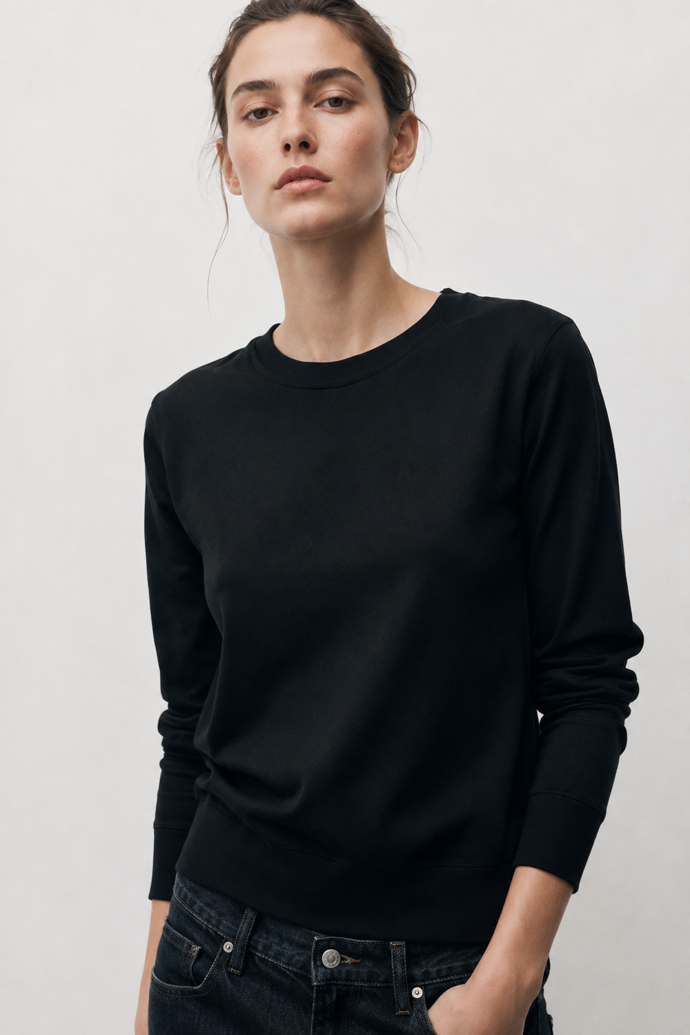Luźna czarna bluza sportowa damska wkładana przez głowę