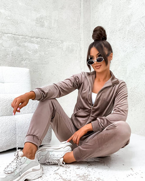 Welurowy komplet dresowy ze stójką cappuccino