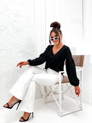 Czarna bluzka z dekoltem w serek