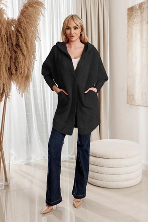 Czarny płaszcz z kapturem typu alpaka