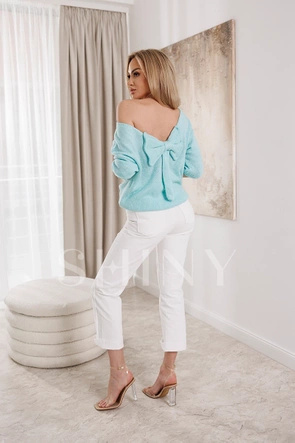 Miętowy sweter z ozdobnym tyłem