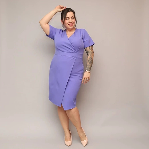 Fioletowa sukienka plus size z kopertowym dekoltem