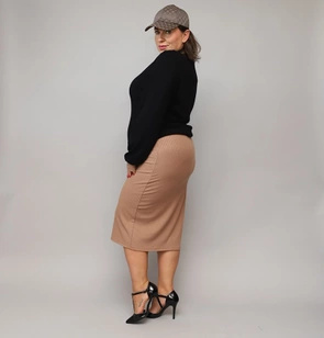 Dopasowana sukienka z bluzą plus size beż-czarny
