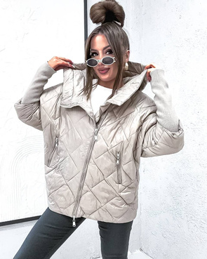 Pikowana ecru kurtka z kapturem i dzianinowymi rękawami