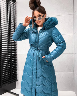 Długi, pikowany damski płaszcz z paskiem morski