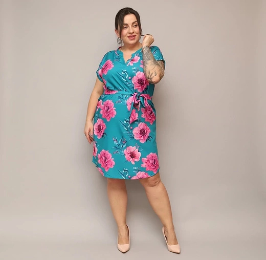 Prosta sukienka plus size z krótkim rękawem morska kwiaty