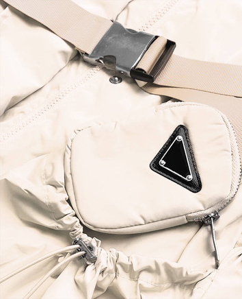 Beżowa kurtka z belt bag