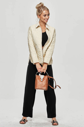 Cienka kurtka damska z ozdobnym pikowaniem kremowa (jin226)