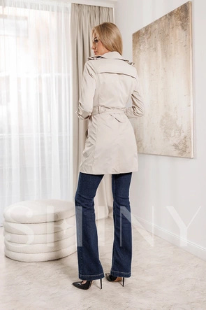 Prosty jasnobeżowy trencz na podszewce