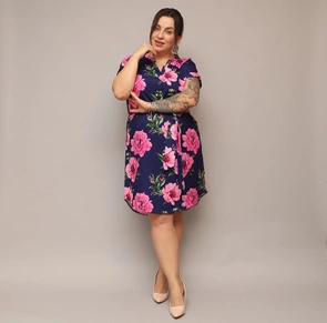 Prosta sukienka plus size z krótkim rękawem granatowa kwiaty