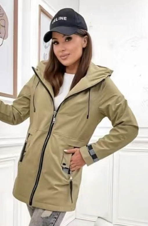Lekko ocieplana piaskowa damska kurtka z kapturem i ozdobnymi wstawkami