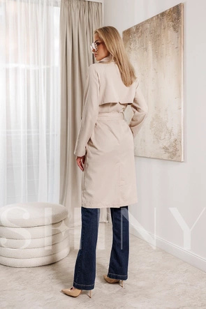 Klasyczny jasnobeżowy płaszcz z paskiem