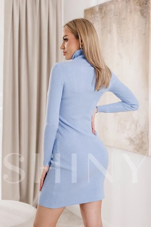 Dzianinowa niebieska sukienka z golfem