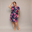 Prosta sukienka plus size z krótkim rękawem granatowa kwiaty