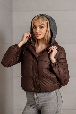 Czekoladowa kurtka na zimę z dzianinowym kapturem