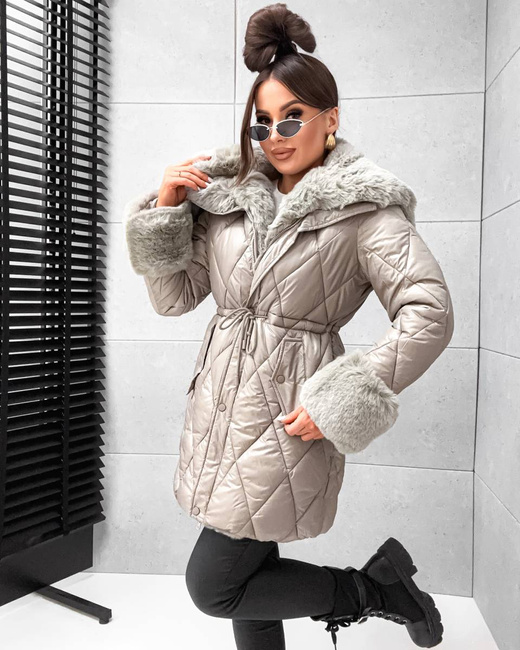 Pikowana kurtka zimowa beż z futrzanym wykończeniem