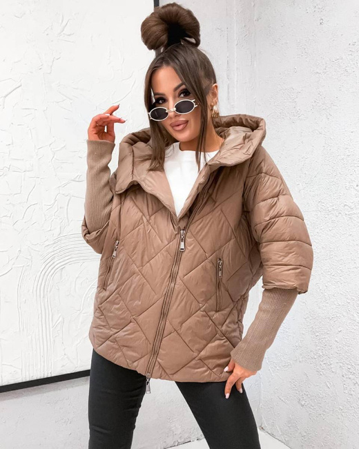 Pikowana brązowa kurtka z kapturem i dzianinowymi rękawami