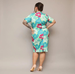 Sukienka plus size z kopertowym dekoltem zielony-fuksja kwiaty