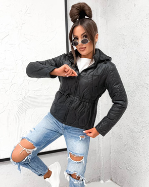 Czarna kurtka ściągana pod biustem