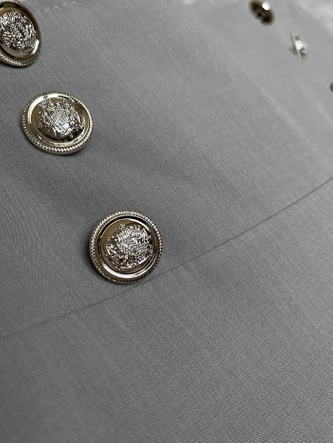 Eleganckie szare spodnie damskie ze złotymi guzikami