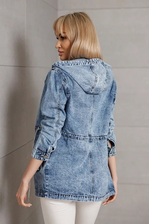 Luźna jeansowa damska kurtka jasna niebieska (POP7012-K)