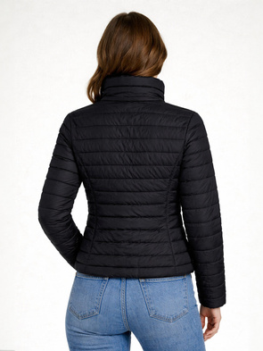Lekka pikowana kurtka ze stójką na suwak czarna