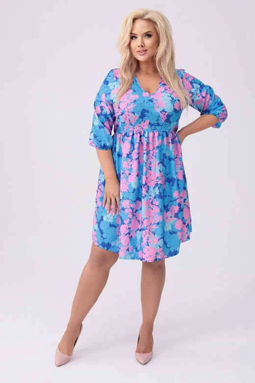 Sukienka plus size w kwiaty niebieska