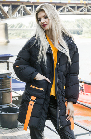 Puchowa kurtka damska z ozdobnymi taśmami czarna (AG2-J85)