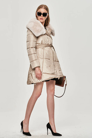 Beżowy płaszcz zimowy z futrem