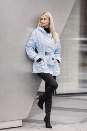 Niebieska kurtka z belt bag