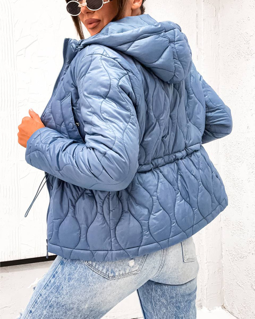 Niebieska kurtka ściągana pod biustem