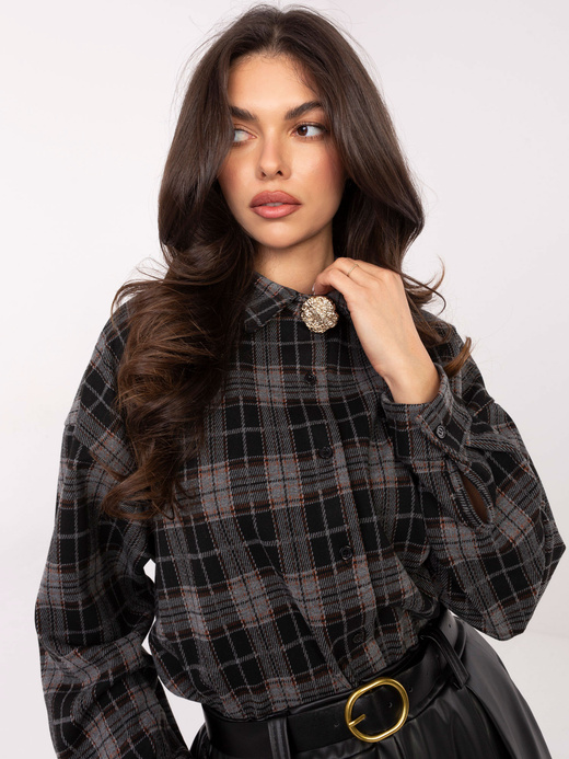 Czarna koszula z broszką