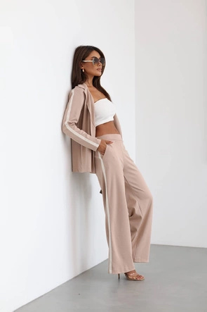 Beżowy komplet damski sportowa marynarka i szerokie spodnie