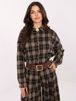 Ciemnobeżowa koszula z broszką