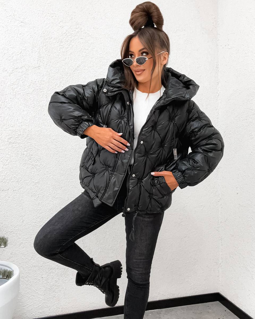 Luźna czarna kurtka z obniżonymi ramionami