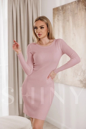 Dzianinowa różowa sukienka o dopasowanym kroju